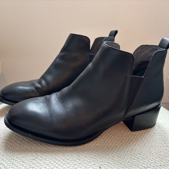Seychelles Black Ankle Boots Chelsea Style with Elastic Panels and Block Heel - Picture 2 of 5